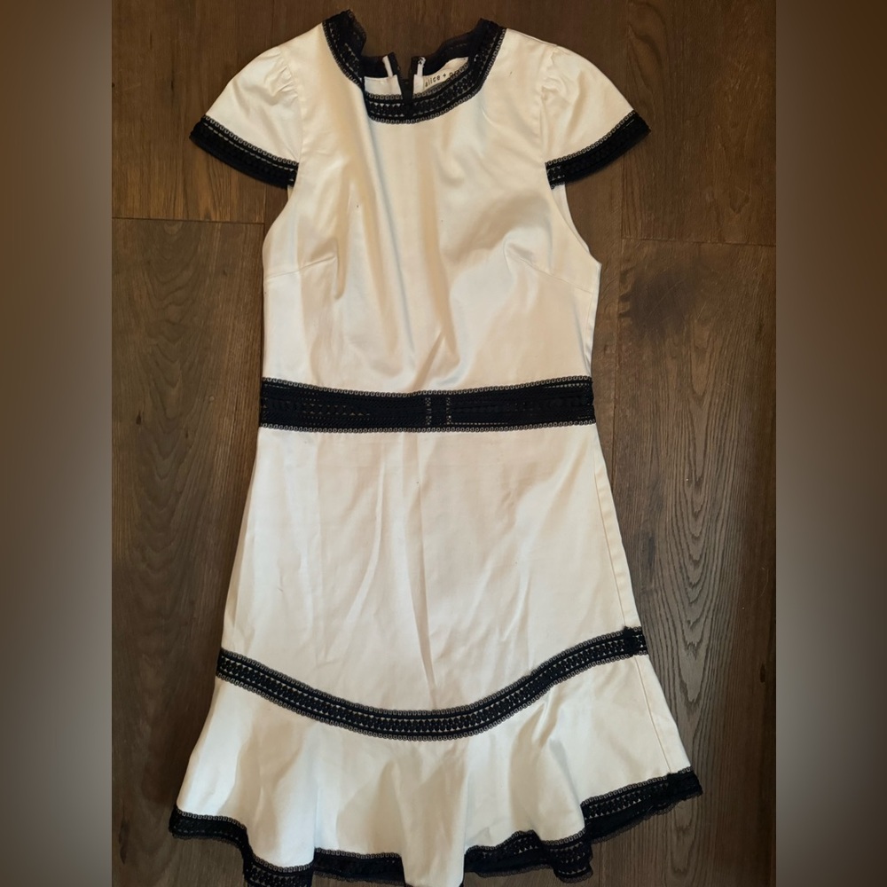 Fitted dress w black crochet middle and hem